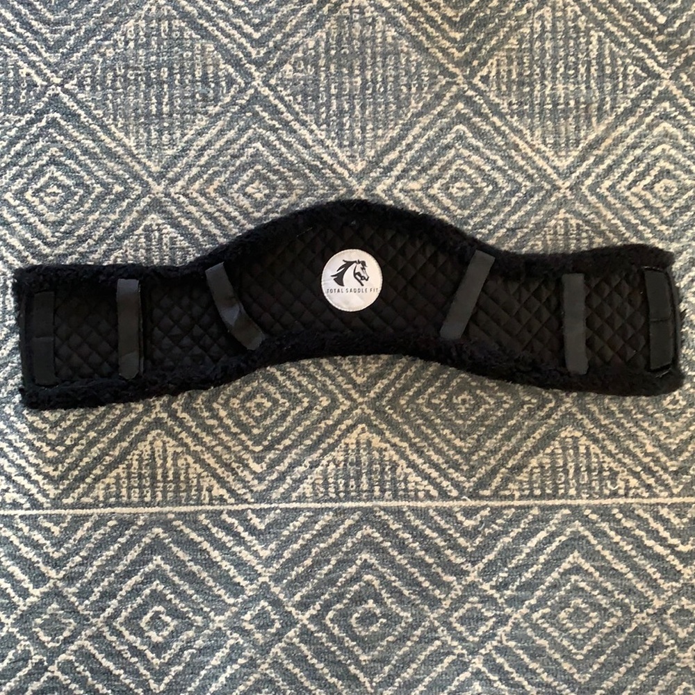 Total Saddle Fit - Fleece Dressage Girth Cover for Shoulder Relief Girth - Sz M